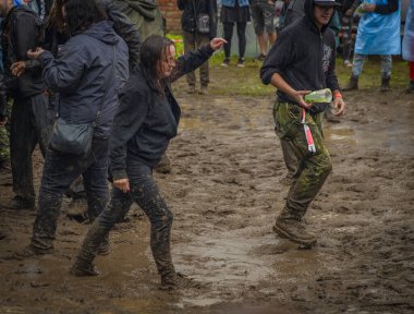 Çamurlu yağmurlu punk rock festivali Kravin Chvalkov köyünde CZ 08 05 2023