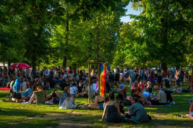 Prag gurur yürüyüşü, Prag CZ 08 11 2023 yaz adasının merkezinde bayraklar oluşturdu.