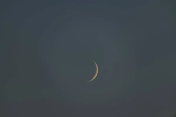 Maan Het Midden Van Zomer Kleur Zonsondergang Donkere Hete Hemel — Stockfoto