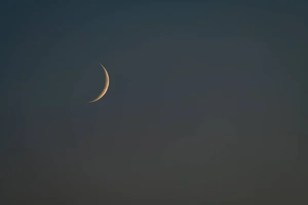 Місяць Середині Літа Після Кольорового Заходу Сонця Темному Гарячому Небі — стокове фото