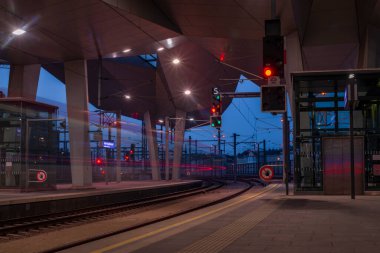 Gece ve akşam Hauptbahnhof 'da Başkent Wien' de sıcak bir yaz gecesinde