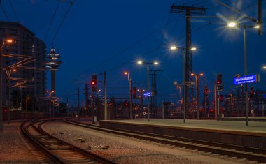 Gece ve akşam Hauptbahnhof 'da Başkent Wien' de sıcak bir yaz gecesinde