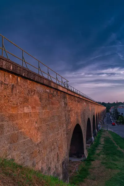 아침에 도시의 거짓말 부분에 Aqueduct — 스톡 사진