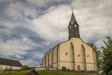 Avusturya 'nın Weitra kasabası yakınlarındaki Sankt Wolfgang köyündeki büyük renkli kilise.
