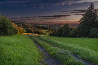 Yaz dağlarında Tuna Nehri üzerindeki Braunegg köyünde renk sabahı
