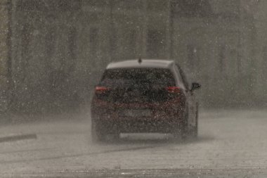 Absdorf Hippersdorf Avusturya 'da büyük fırtına ve yağmurlu trenler için istasyon.