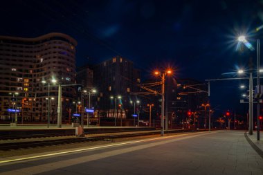 Gece ve akşam Hauptbahnhof 'da Başkent Wien' de sıcak bir yaz gecesinde