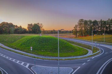 Vcelna köyü yakınlarında günbatımı yaz renkleri olan yeni tren yolu ve köprü.
