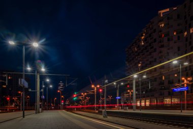 Avusturya 'nın başkenti Wien' de gece ve akşam renkli hauptbahnhof.