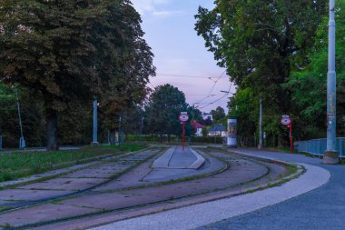 Avusturya 'nın başkenti Wien yakınlarındaki tramvay pisti ve tarihi evler.