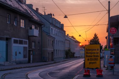 Avusturya 'nın başkenti Wien yakınlarındaki tramvay pisti ve tarihi evler.
