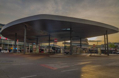 Busbahnhof Başkentin bir bölümünde sıcak bir yaz sabahı Wien Austria 08 27 2023