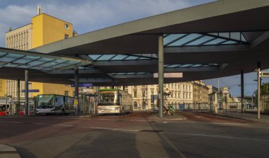 Busbahnhof Başkentin bir bölümünde sıcak bir yaz sabahı Wien Austria 08 27 2023