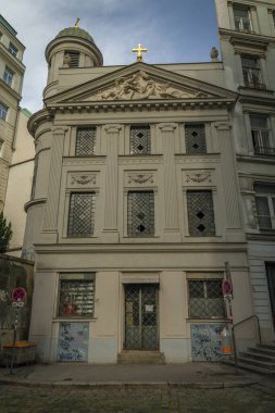 Avusturya, Wien 'de eski tarihi evlerin renkli olduğu sokaklar sıcak yaz sabahı 08: 27 2023