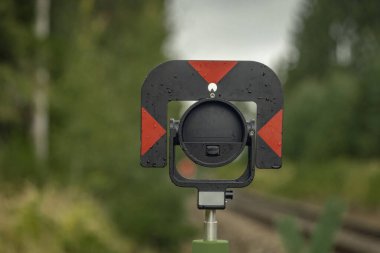 Güney Bohemya 'da taze yeşil ormanın yakınında demiryolu hattında aletleri olan araştırmacılar.