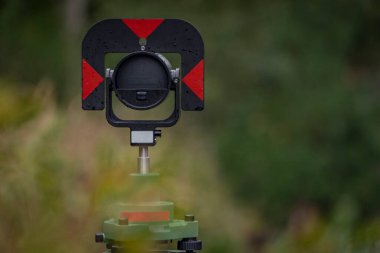 Güney Bohemya 'da taze yeşil ormanın yakınında demiryolu hattında aletleri olan araştırmacılar.