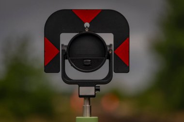 Güney Bohemya 'da taze yeşil ormanın yakınında demiryolu hattında aletleri olan araştırmacılar.