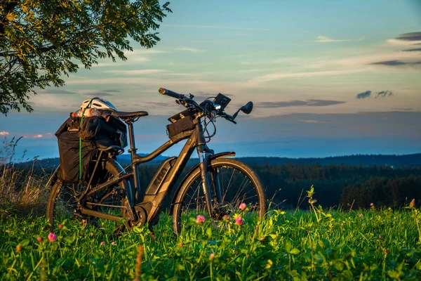 Árbol Solo Bicicleta Eléctrica Negra Campo Con Puesta Sol Austria — Foto de Stock