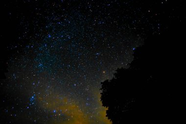 Yazın sonlarında Krkonose Milli Parkı 'nda karanlık yıldız gökyüzü