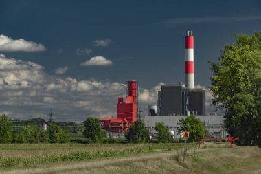 Krems 'te yaz mevsiminde büyük enerji santrali ve mavi gökyüzü... an der Donau Austria 09 02 2023