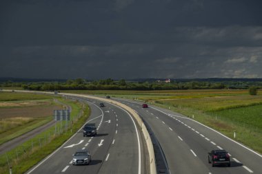 Krems an der Donau Austria yakınlarında hızlı yeni arabalarla kuzeydeki fırtınalı otoyol 09 02 2023