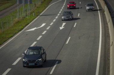 Krems an der Donau Austria yakınlarında hızlı yeni arabalarla kuzeydeki fırtınalı otoyol 09 02 2023