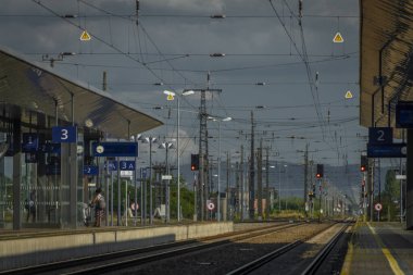 Absdorf Hippersdorf Avusturya 'da şiddetli fırtına ve yağmur sonrası tren istasyonu.