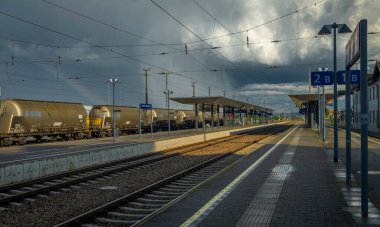 Absdorf Hippersdorf Avusturya 'da şiddetli fırtına ve yağmur sonrası tren istasyonu.