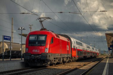 Absdorf Hippersdorf Avusturya 'da şiddetli fırtına ve yağmur sonrası tren istasyonu.