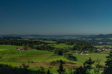 Yaz sıcağında Salzburg üzerinde Gaisberg Tepesi 'ne giden yol güneşli renk manzaralı.