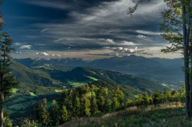 Yaz sıcağında Salzburg üzerinde Gaisberg Tepesi 'ne giden yol güneşli renk manzaralı.