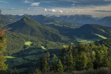 Yaz sıcağında Salzburg üzerinde Gaisberg Tepesi 'ne giden yol güneşli renk manzaralı.