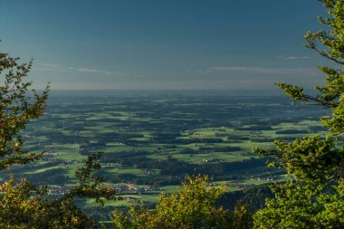 Yaz sıcağında Salzburg üzerinde Gaisberg Tepesi 'ne giden yol güneşli renk manzaralı.