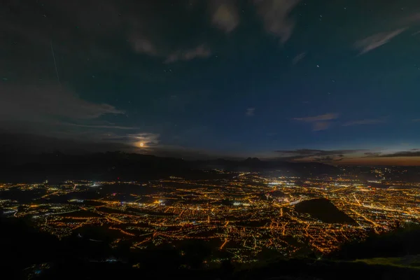 夏季凉爽炎热的夜晚 从萨尔茨堡市盖斯堡山上俯瞰的夜景 — 图库照片