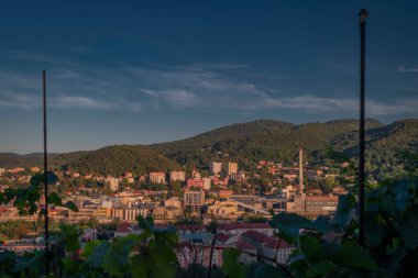 Vetruse tepesinden akşam renk görüntüsü Usti nad Labem CZ 28 2023