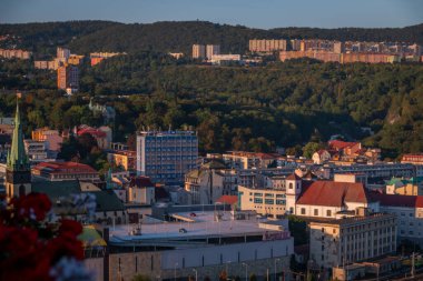 Vetruse tepesinden akşam renk görüntüsü Usti nad Labem CZ 28 2023