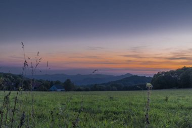 Ceske Stredohori dağlarındaki Nemci köyü yakınlarındaki gün batımı renk manzarası