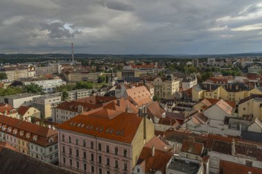 Ceske Budejovice CZ 09 19 2023 'teki bulutlu yaz gününde büyük tarihi kuleden görüntü