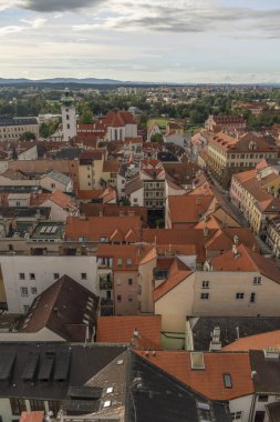 Ceske Budejovice CZ 09 19 2023 'teki bulutlu yaz gününde büyük tarihi kuleden görüntü