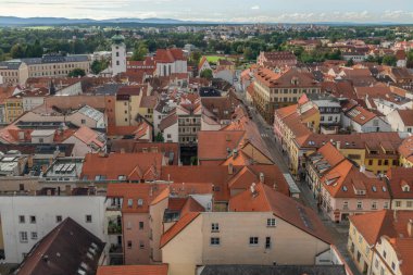 Ceske Budejovice CZ 09 19 2023 'teki bulutlu yaz gününde büyük tarihi kuleden görüntü