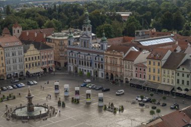 Ceske Budejovice CZ 09 19 2023 'teki bulutlu yaz gününde büyük tarihi kuleden görüntü