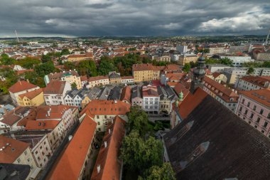 Ceske Budejovice CZ 09 19 2023 'teki bulutlu yaz gününde büyük tarihi kuleden görüntü