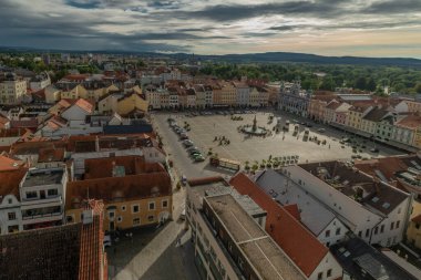 Ceske Budejovice CZ 09 19 2023 'teki bulutlu yaz gününde büyük tarihi kuleden görüntü