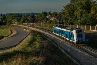 Yeni demiryolu köprüsü, Ceske Budejovice CZ 09 19 2023 yakınlarında günbatımı sıcak renkli akşam