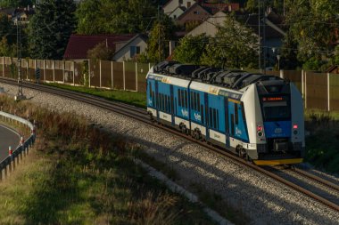Yeni demiryolu köprüsü, Ceske Budejovice CZ 09 19 2023 yakınlarında günbatımı sıcak renkli akşam