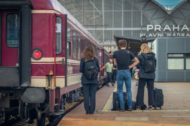 Prag CZ 10 14 2023 'te sonbahar sabahı Euro ekspres uyku treni