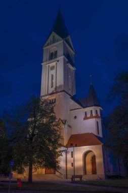 Sabahın erken saatlerinde Ceske Budejovice CZ 10-15-2023 sokaklarında ve nehirlerde