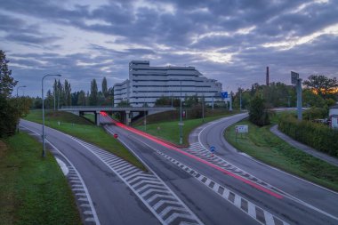 Sabahın erken saatlerinde Ceske Budejovice CZ 10-15-2023 sokaklarında ve nehirlerde