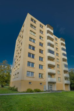 Sonbahar sabahı Ceske Budejovice CZ 10-15-2023 'te yeni sokakları olan bir konut.