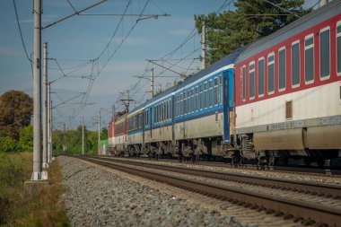 Stepanov CZ 10 07 2023 yakınlarında güneşli ve sıcak sonbahar renk gününde elektrikli trenler